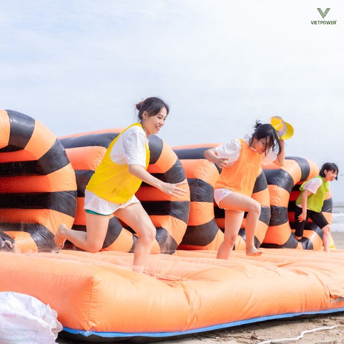 Thử thách liên hoàn ống cần khả năng giữ thăng bằng tốt và xử lý tình huống nhanh nhẹn