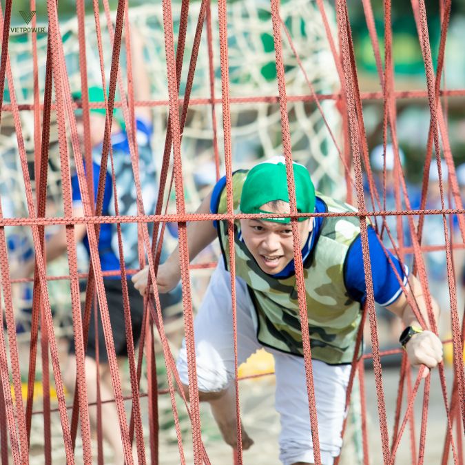 Người chơi phải vượt qua hệ thống dây chằng chịt và chinh phục các trạm địa hình liên hoàn