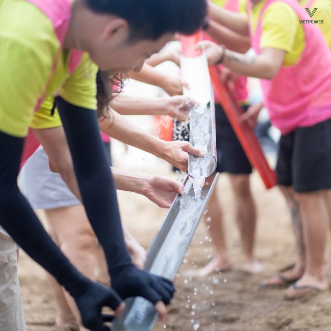 Thử thách máng nước tiếp sức nâng cao tinh thần đoàn kết, tương trợ lẫn nhau