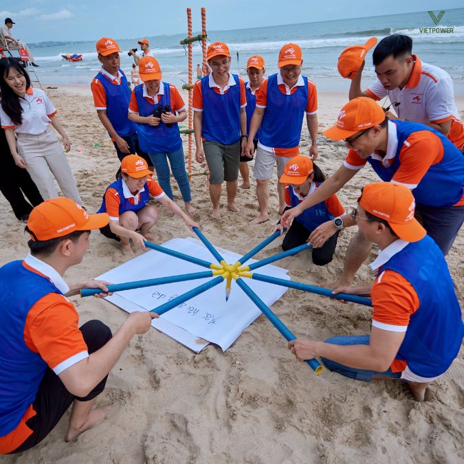 Đội chơi dùng bút Tubiz và phối hợp nhịp nhàng để vẽ tranh trên mặt cát