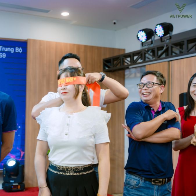 Trò chơi Bịt mắt ăn sữa chua