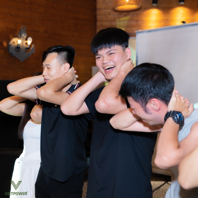 Các trò chơi gala dinner thường yêu cầu sự tham gia của nhiều người hoặc theo đội nhóm