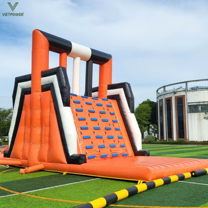 Nhà hơi liên hoàn ngoài trời được thiết kế với quy mô lớn và nhiều khu vực vận động đa dạng