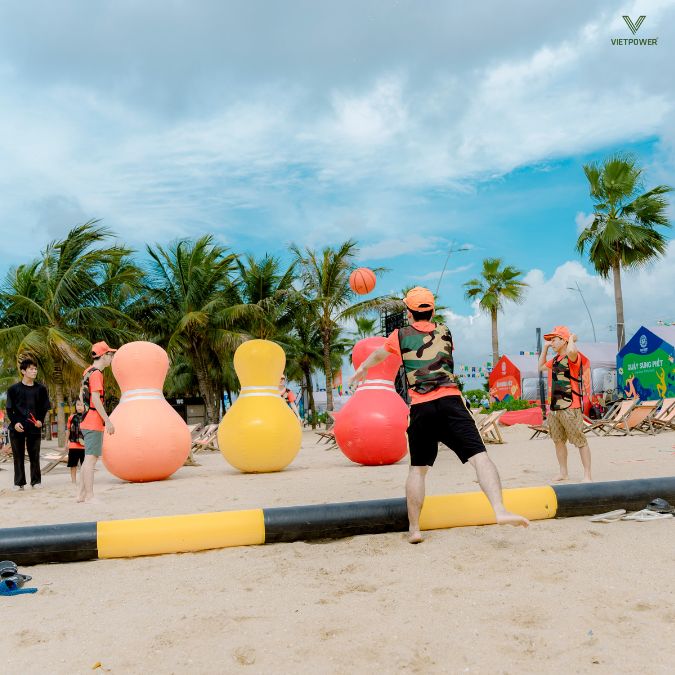 Trò chơi ném bowling rèn luyện cho nhân viên khả năng tập trung cao độ và ngắm đúng mục tiêu