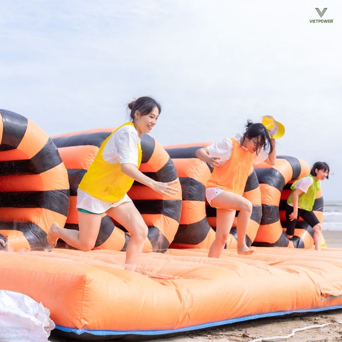 Liên hoàn ống phao tạo nên những màn rượt đuổi nghẹt thở trên sân đấu