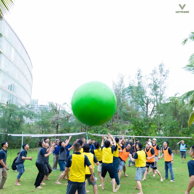 Tất cả các thành viên cùng tập trung vào mục tiêu chung duy nhất trên bầu trời