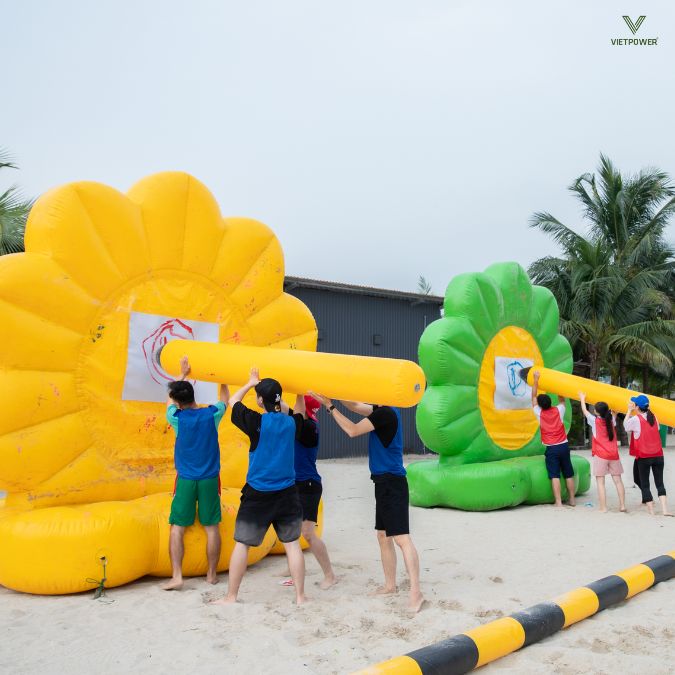 Trò chơi bút hoa khổng lồ yêu cầu sự khéo léo và chỉ dẫn liên tục của các thành viên