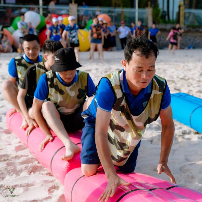 Trò chơi cầu hơi tiếp sức yêu cầu sự hỗ trợ nhịp nhàng giữa các thành viên