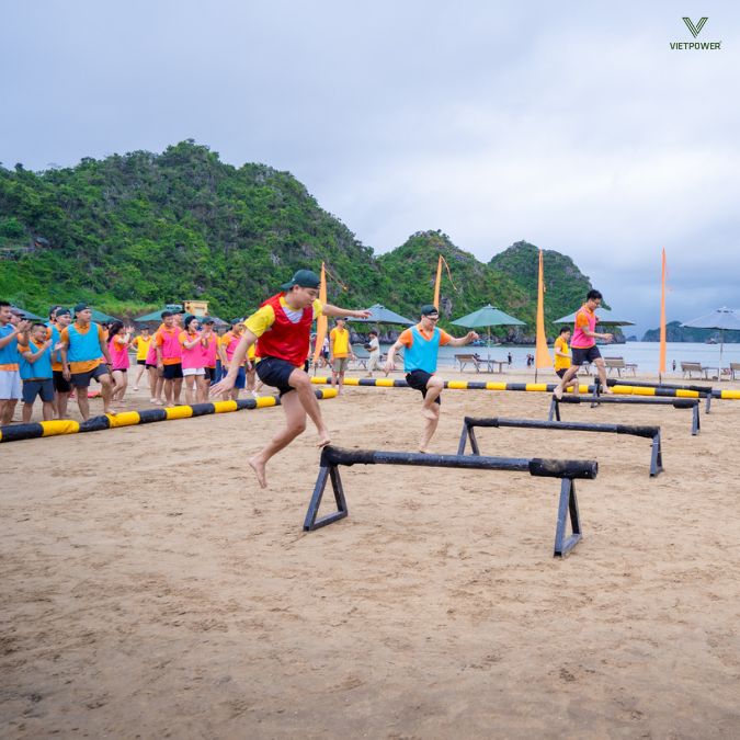 Đi qua cầu khỉ rèn luyện sự tập trung cao độ và khả năng làm chủ thăng bằng