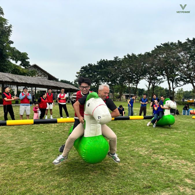 Cưỡi ngựa hơi tạo ra bầu không khí náo nhiệt và tiếng cười sảng khoái