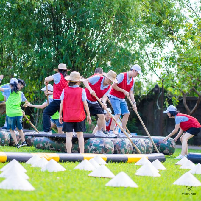 Chèo thuyền trên cạn cần sự phối hợp nhịp nhàng của cả đội