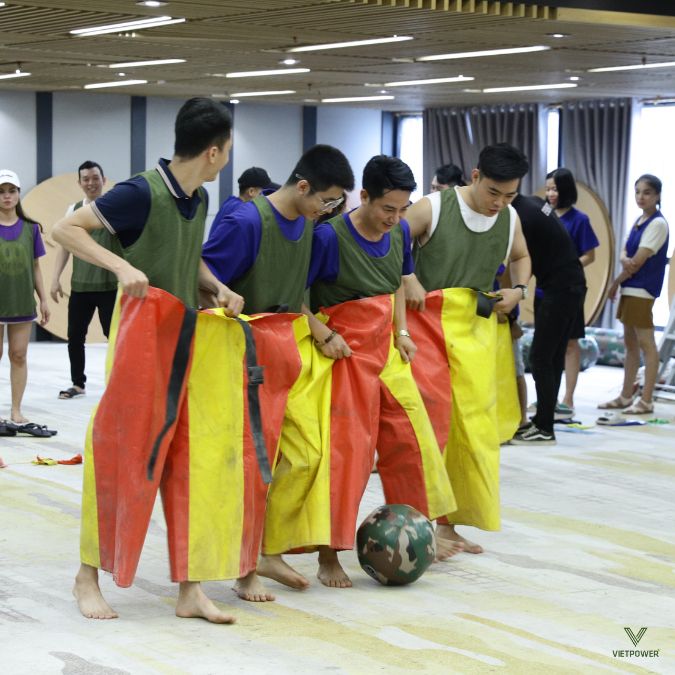 Trò chơi chung một chiếc quần tạo nên không khí sôi động cho chương trình