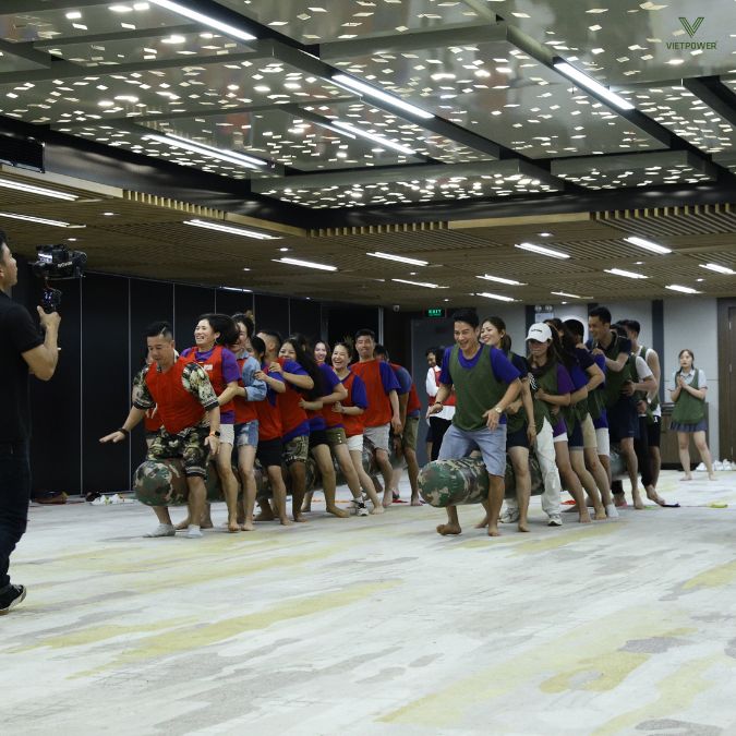 Các thành viên phải cùng một nhịp điệu trong trò chơi Đua cối hơi rằn ri 