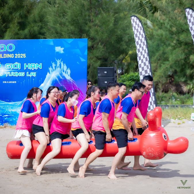 Những tiếng hô nhịp vang dội giúp cả đội cùng nhấc phao và chạy nhanh về đích