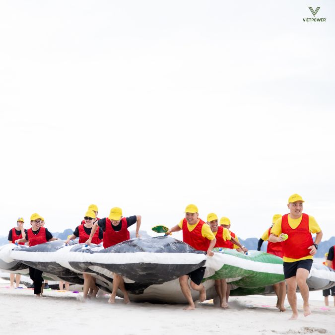 Các thành viên phải cùng nhấc bổng máy bay hơi để di chuyển về đích