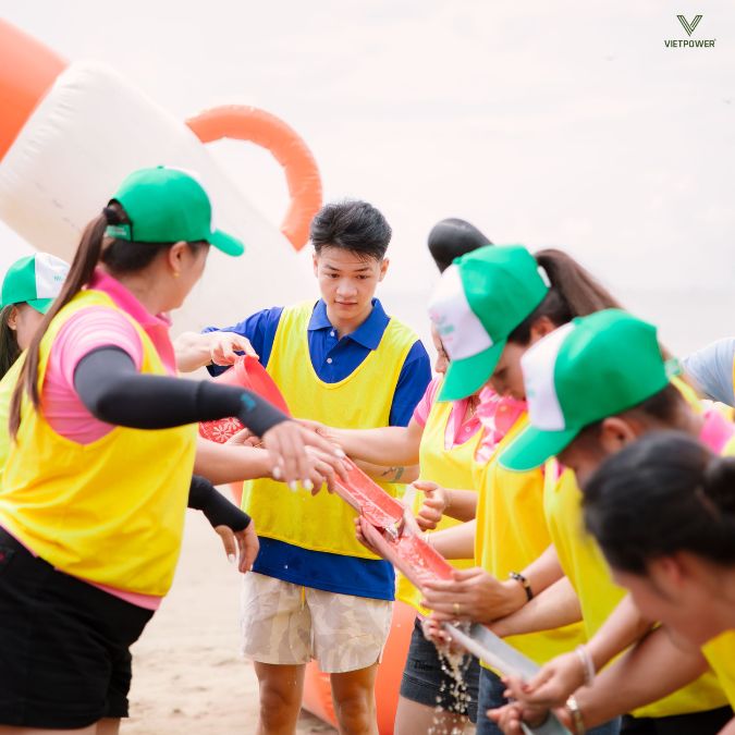 Trò chơi máng nước tiếp sức thể hiện sự kết nối không kẽ hở giữa các đoạn máng rời rạc