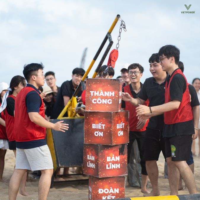 Thử thách Xe cẩu gỗ chiến lược thể hiện lòng quyết tâm và tinh thần đoàn kết của tập thể