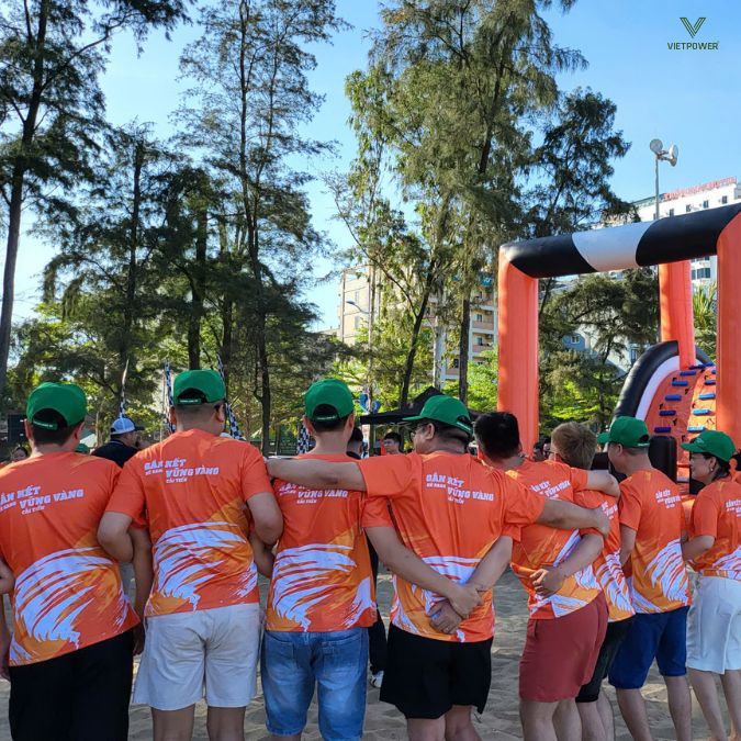 Sóng vỗ bờ là trò chơi team building không đạo cụ phổ biến trên bãi biển