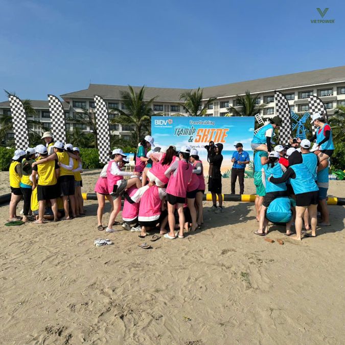 Các đội chơi phải dùng chính cơ thể của mình để xây nên những "tháp người" theo yêu cầu