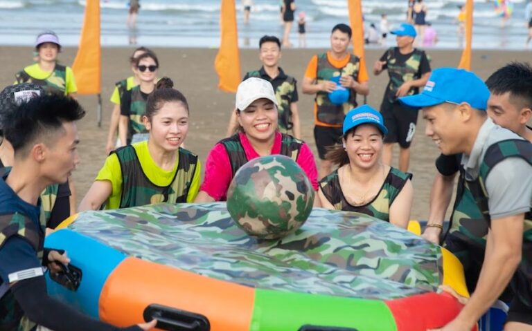 Trò chơi team building trên biển sôi động, an toàn và dễ triển khai