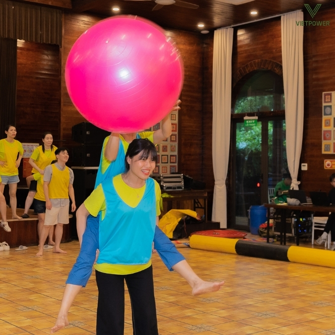 Trò chơi vui nhộn, tạo tiếng cười và buộc các thành viên phải tin tưởng, hỗ trợ lẫn nhau