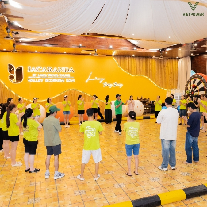 cả nhóm sẽ cùng vỗ tay theo nhịp để đánh thức tinh thần, làm nóng cơ thể