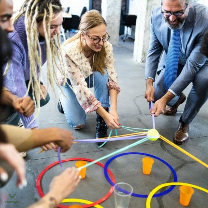 Trò chơi phối hợp (Tiếp sức văn phòng) yêu cầu đội chơi phải vượt qua chuỗi các trạm thử thách