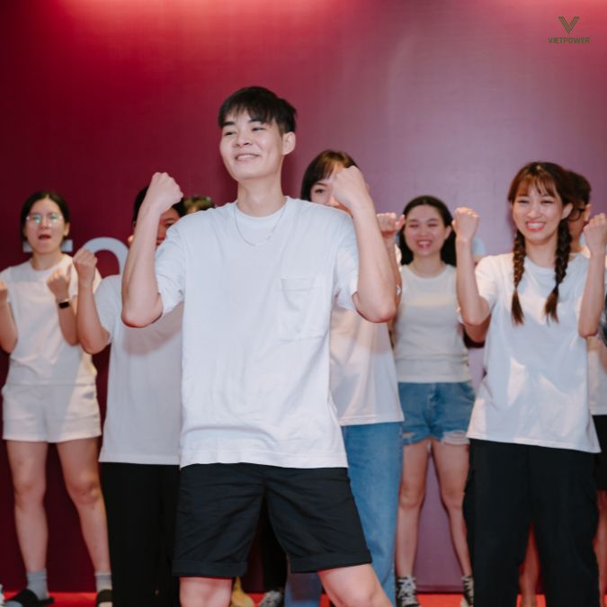 Khởi động nhanh (Follow the Leader) là trò chơi có thể giúp các nhân viên tỉnh táo sau bữa ăn trưa