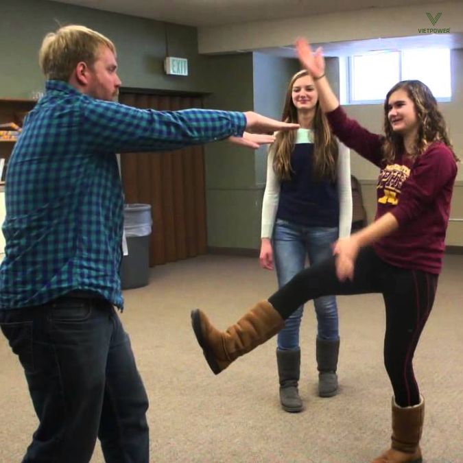 Người chơi dùng cả cơ thể để biểu đạt "Kéo" - "Búa" hoặc "Bao"