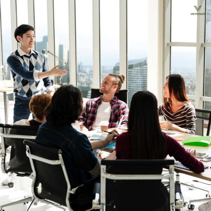 Mỗi đội cử một đại diện lên mô tả hành động để những người còn lại đoán từ khóa đó là gì