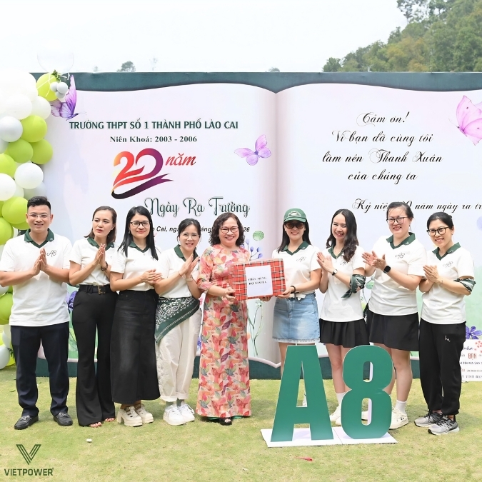 Vinh danh thầy cô giáo cũ mang ý nghĩa tri ân sâu sắc trong buổi họp lớp 20 năm ra trường