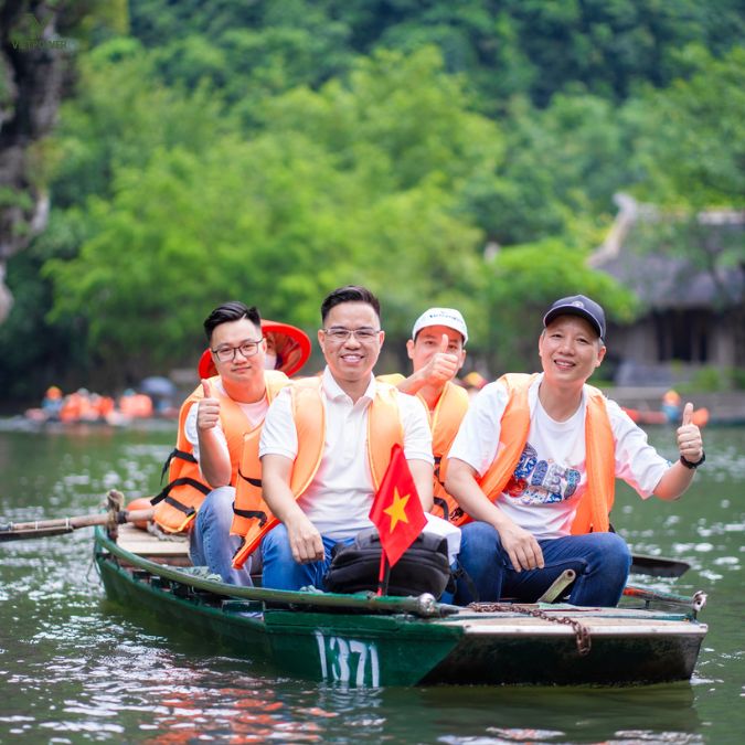 Chèo thuyền trong quần thể sinh thái Tràng An (Ninh Bình)